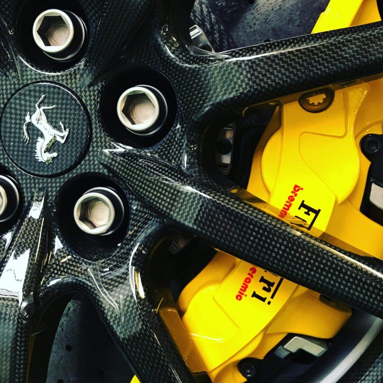 jante carbone Détails d'une jante de voiture sportive avec des freins à disque jaunes.